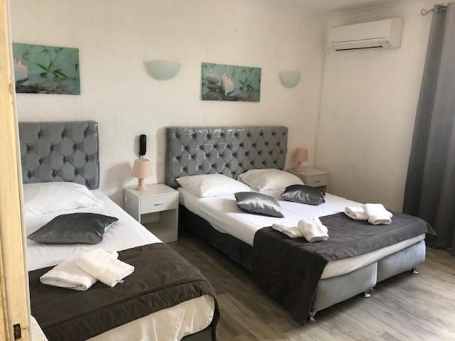Le Castelet Hotel Сен Мари де ла Мер Екстериор снимка